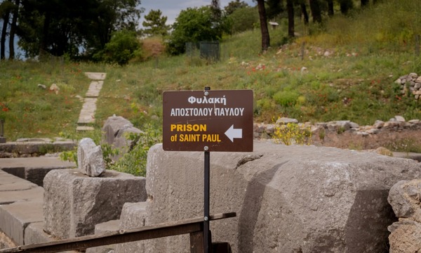 image shows a sign pointing to the direction of Paul's prison 