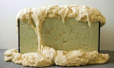 3-hour Sculpture - 100-kg lump of dough with extra yeast in a glass aquarium