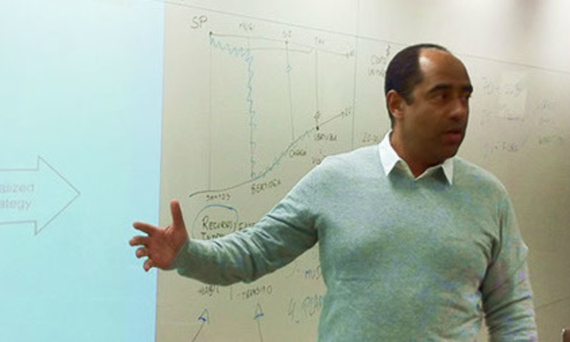 Wlamir Xavier teaching in classroom
