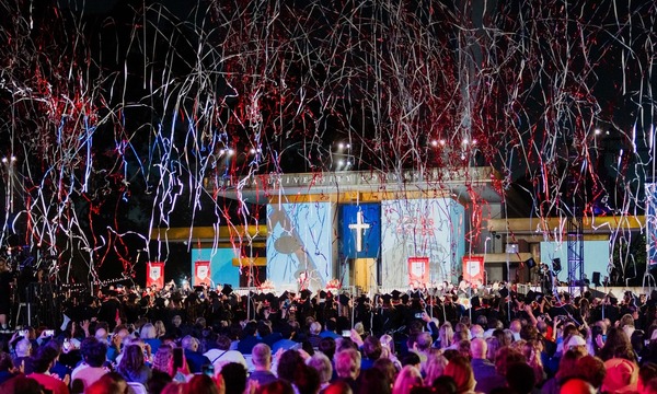 image shows streamers raining down over Biola graduates 