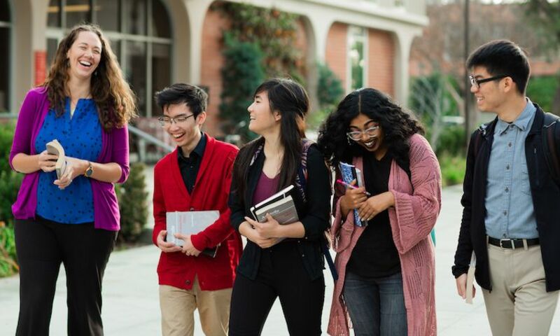 Image shows Torrey Honors students walking together 