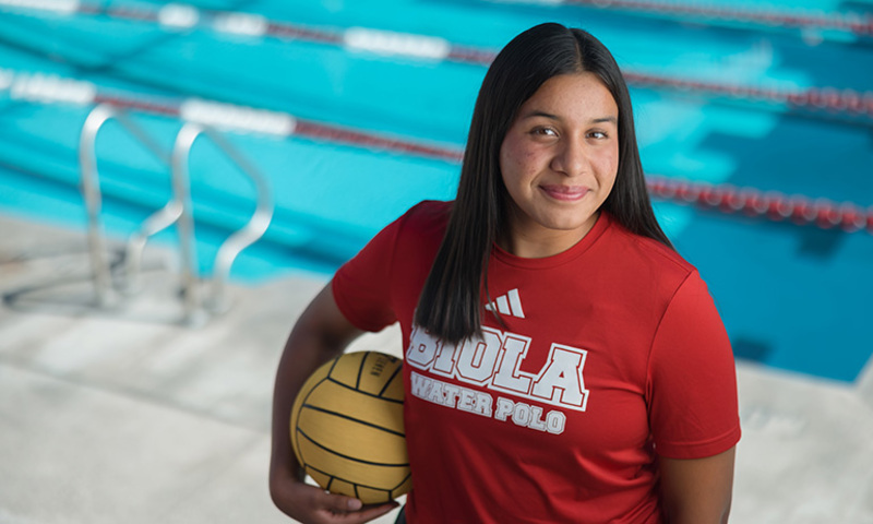 Fernanda Luna blocking a water polo goal