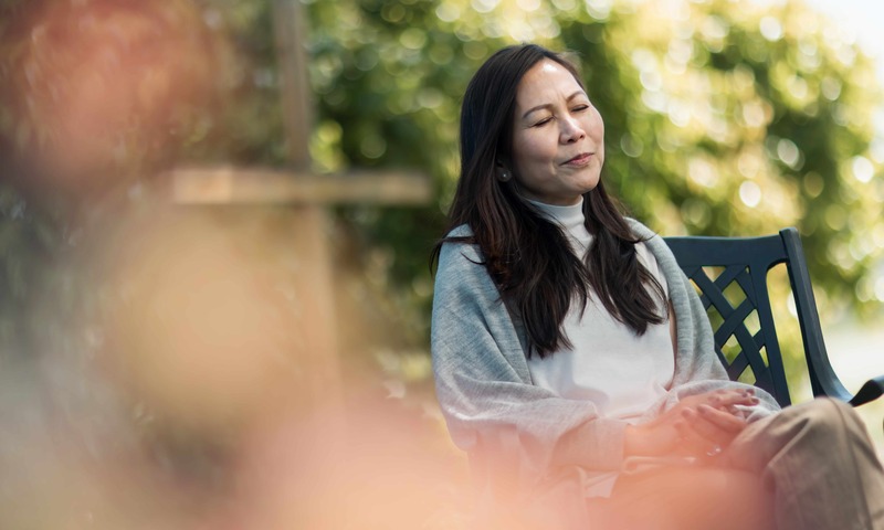 Woman prays in front of a cross at ݮƵ