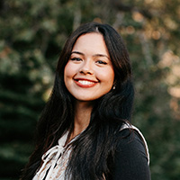 Headshot of Della Andrade