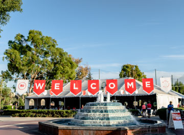 A welcome banner hanging over the Fluor Fountain during Welcome Week.