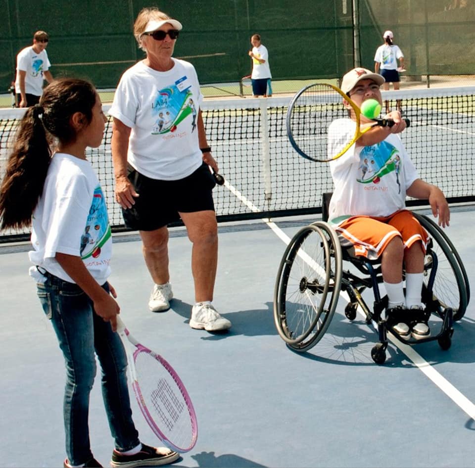 Dee Henry with youth tennis players