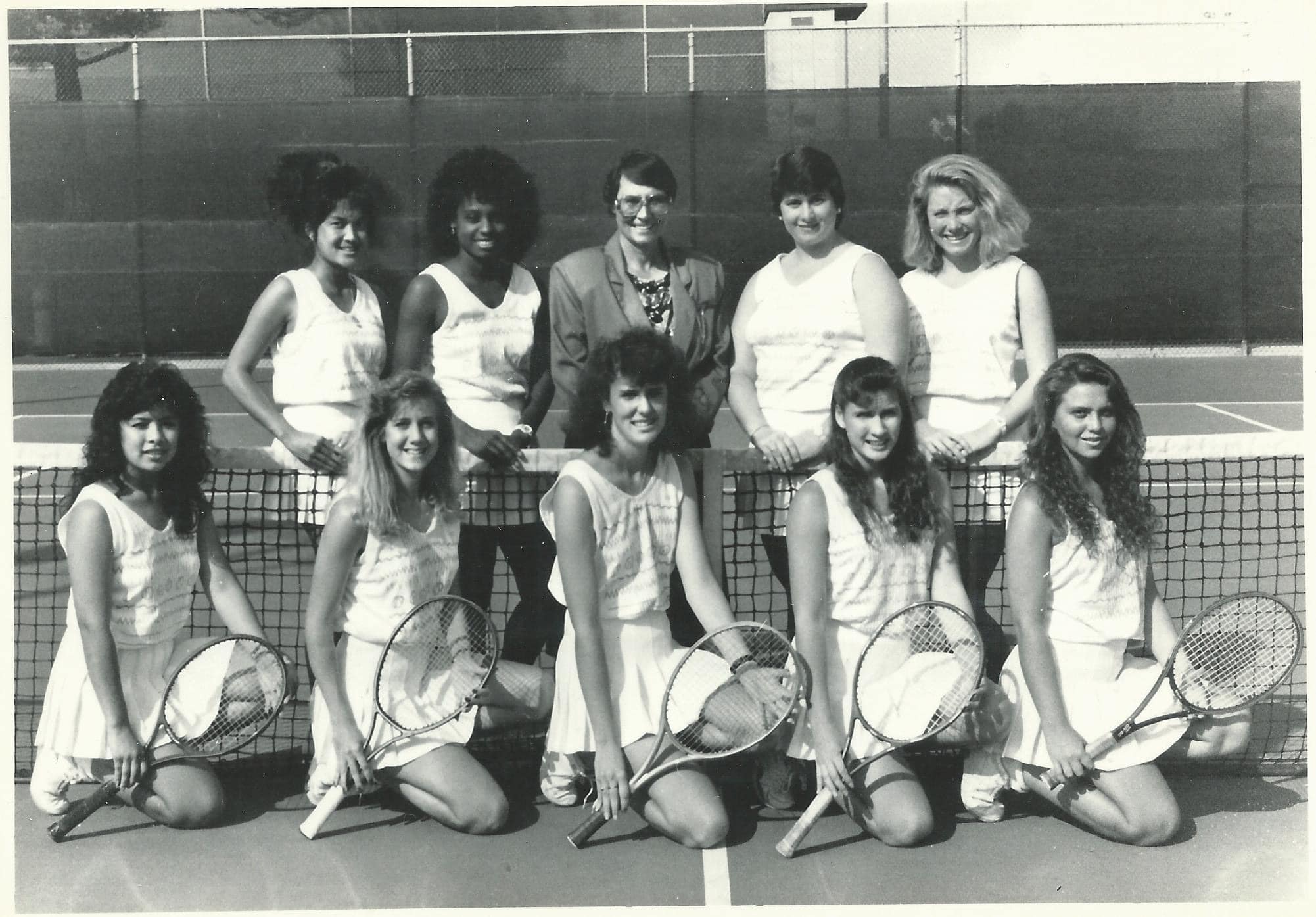 Dee Henry with a Biola women's tennis team