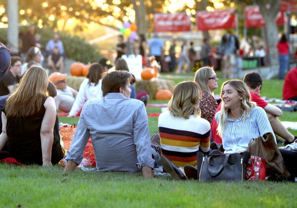 Families on Metzger Lawn enjoying family weekend 