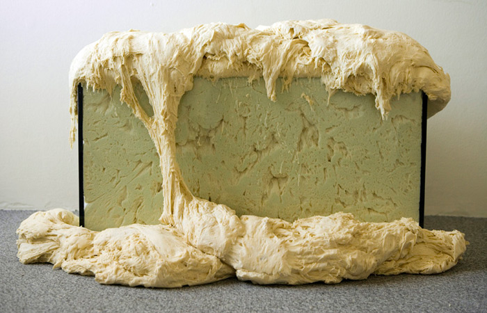 3-hour Sculpture - 100-kg lump of dough with extra yeast in a glass aquarium